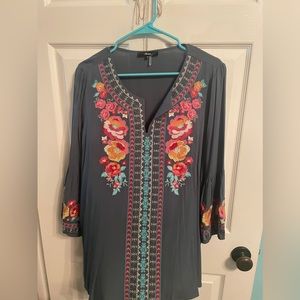 Andreé stitched flower top